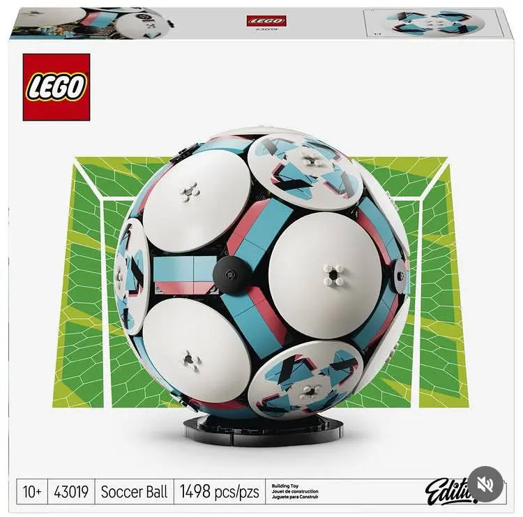 LEGO выпустит набор с футбольным мячом, посвящённый Чемпионату 2026 года.
В нём будет 1498 деталей, а сам мяч раскрывается и внутри будет мини-стадион с полем, трибунами и фигурками | Сетка — социальная сеть от hh.ru