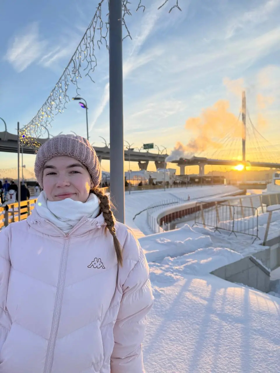 Встретили рассвет в морозные питерские −16 ❄️ — каток у Флагштока оказался, кажется, самым популярным местом города: билетов нет, даже утренние на 9:30 разлетаются мгновенно | Сетка — социальная сеть от hh.ru