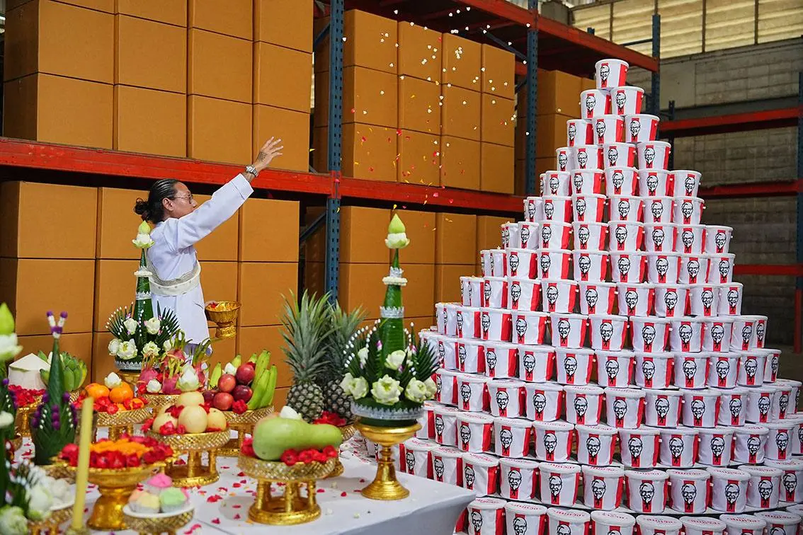 🍗 KFC Thailand запустил кампанию Fortune Bucket
К каждому баскету — талисман с пожеланием здоровья, любви, богатства или счастья — кому что выпадет | Сетка — социальная сеть от hh.ru