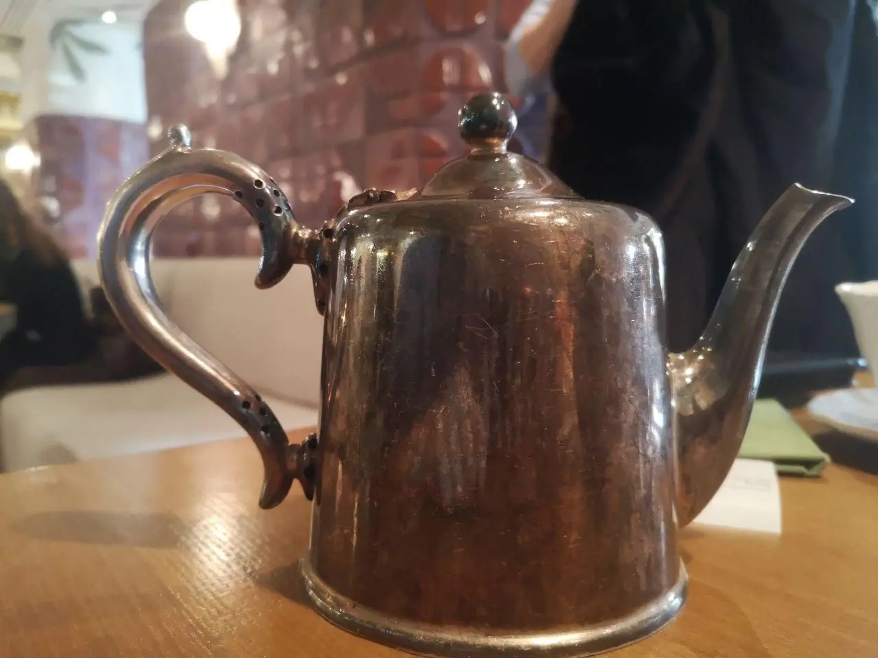 В алматинском Renée Café чай и горячий шоколад подают в винтажных чайниках. И можно поливать творожную запеканку с иримшиком Педро Хименесом. Приятно. | Сетка — социальная сеть от hh.ru