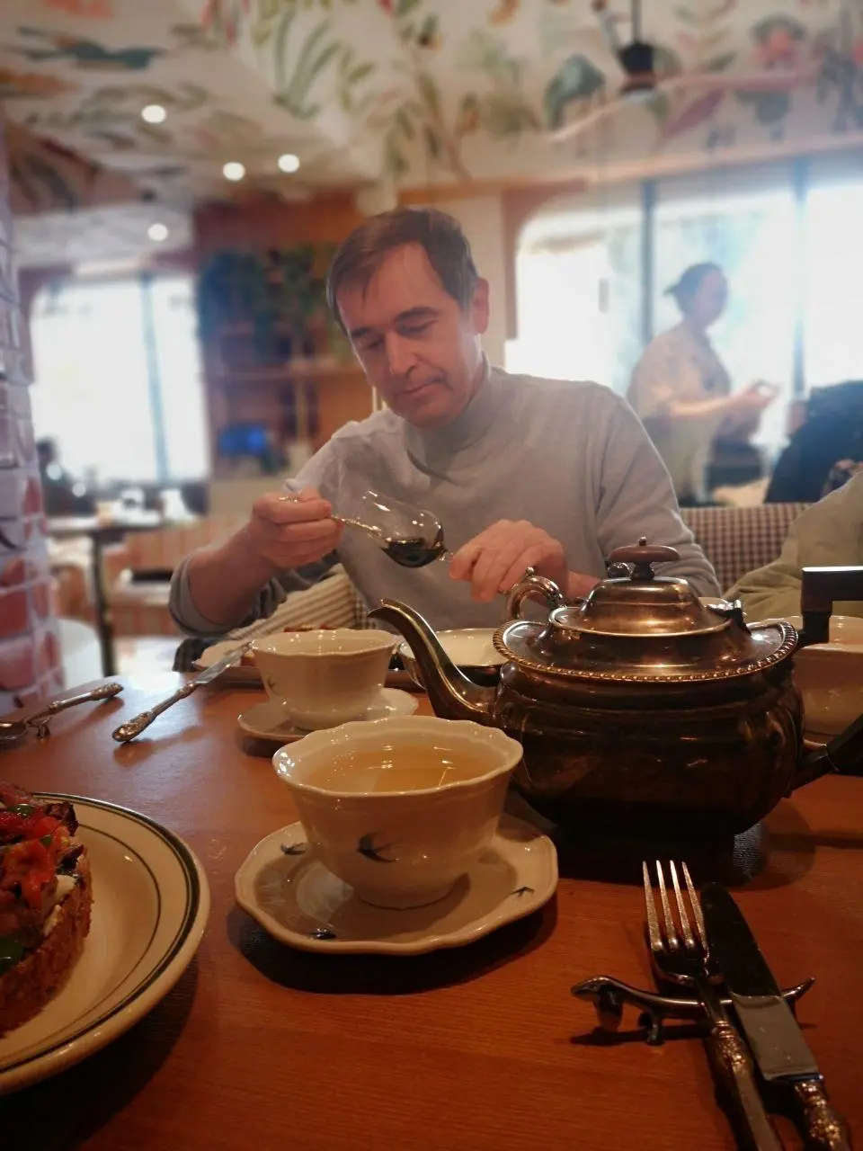 В алматинском Renée Café чай и горячий шоколад подают в винтажных чайниках. И можно поливать творожную запеканку с иримшиком Педро Хименесом. Приятно. | Сетка — социальная сеть от hh.ru