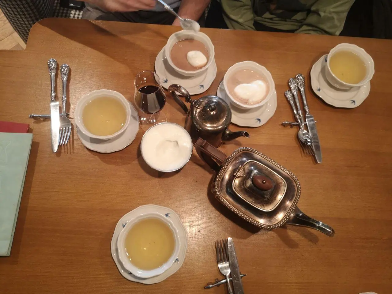 В алматинском Renée Café чай и горячий шоколад подают в винтажных чайниках. И можно поливать творожную запеканку с иримшиком Педро Хименесом. Приятно. | Сетка — социальная сеть от hh.ru