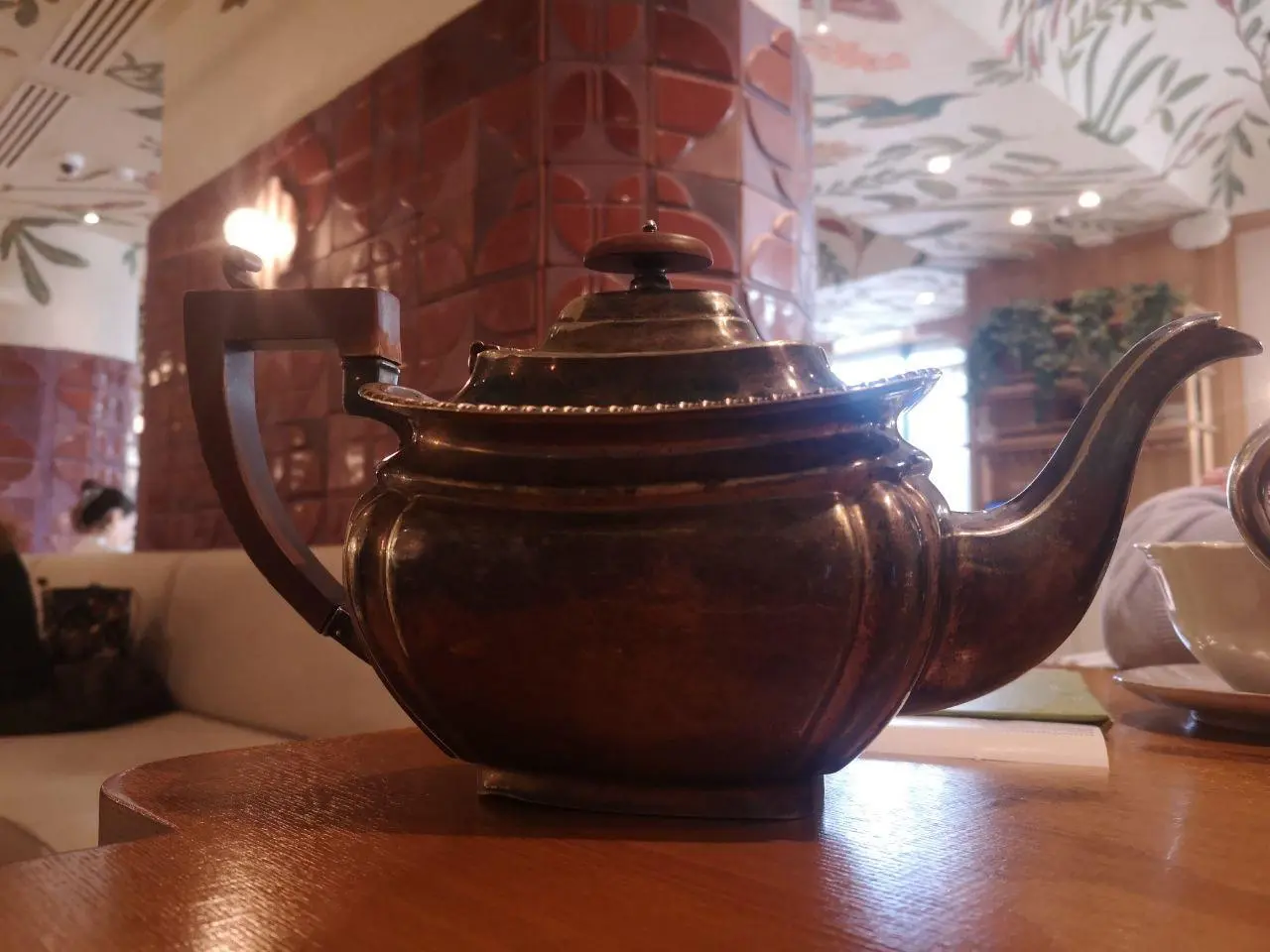 В алматинском Renée Café чай и горячий шоколад подают в винтажных чайниках. И можно поливать творожную запеканку с иримшиком Педро Хименесом. Приятно. | Сетка — социальная сеть от hh.ru