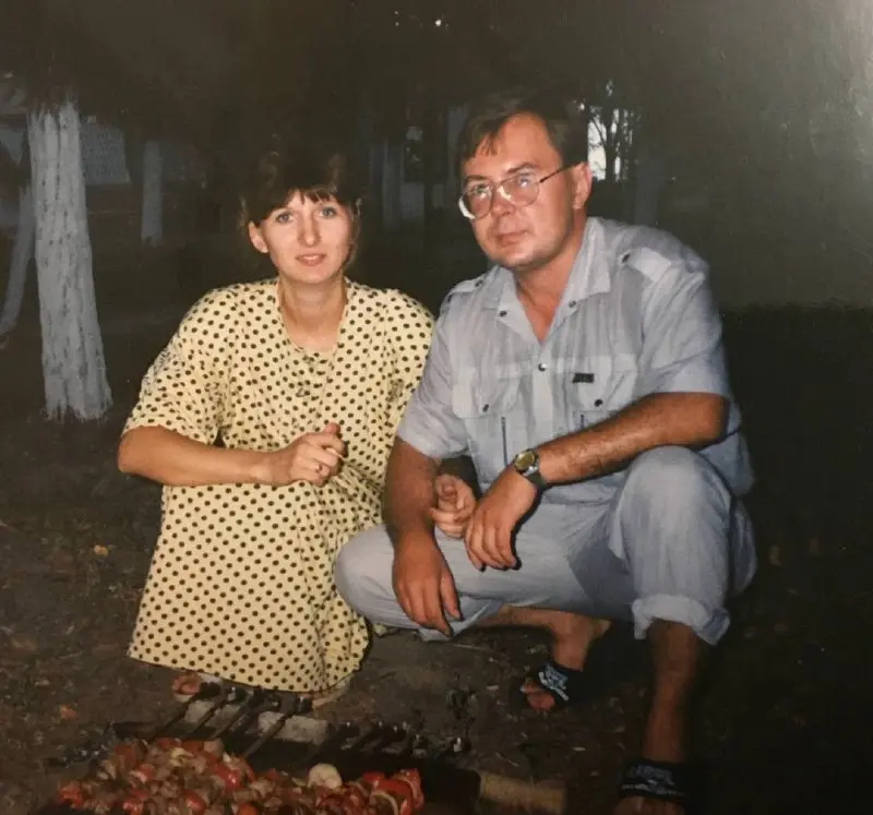 С Рождеством Христовым 🙏
На фото — мои родители: Лилия Николаевна и Олег Викторович, когда им было примерно столько же, сколько мне сейчас | Сетка — социальная сеть от hh.ru