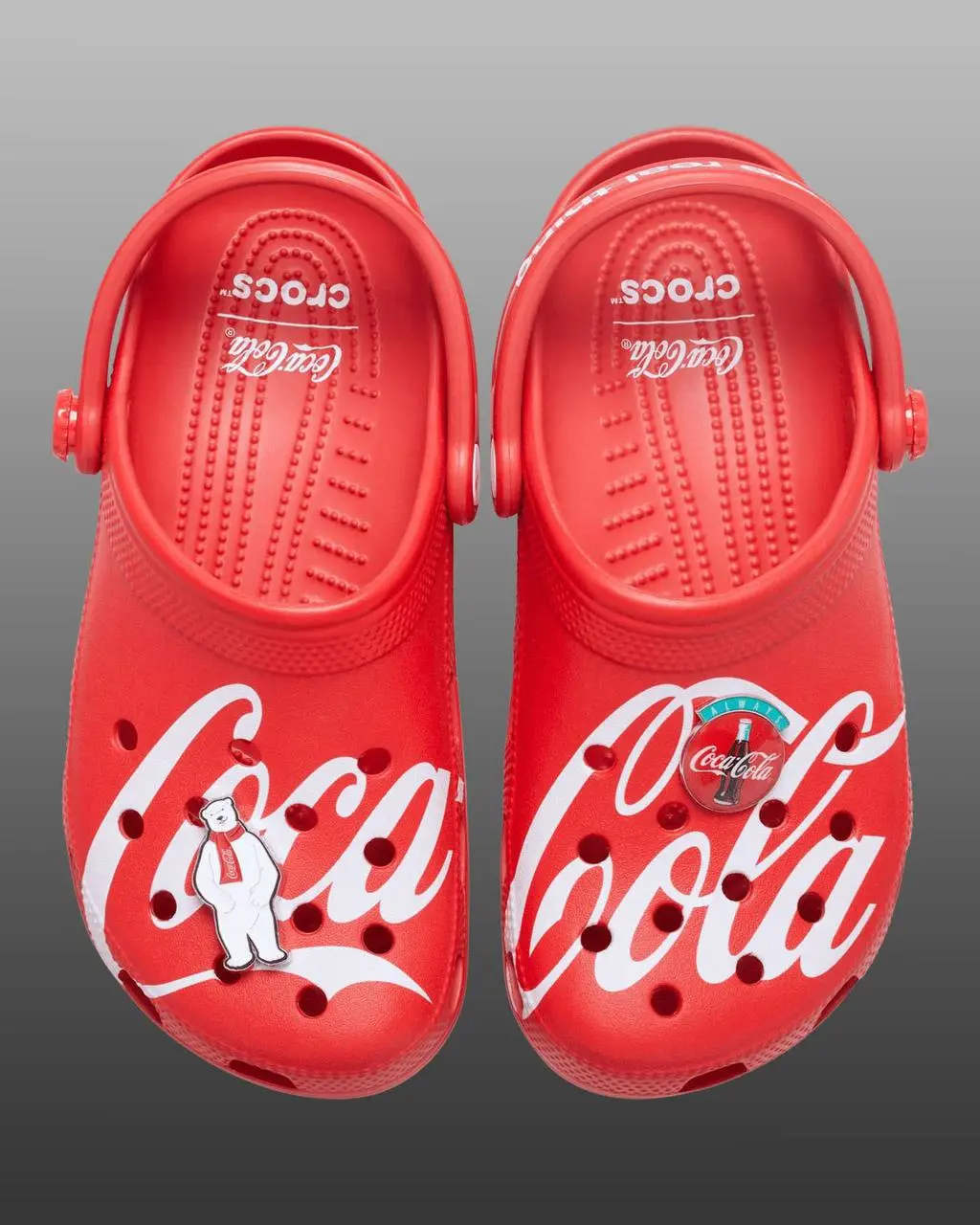 Coca Cola в коллабе с Crocs дропнула две пары клоггов — с отсылкой на классическую красную колу (с джиббитсами мишкой и крышечкой от газировки) и с отсылкой на диетическую серебристую колу | Сетка — социальная сеть от hh.ru