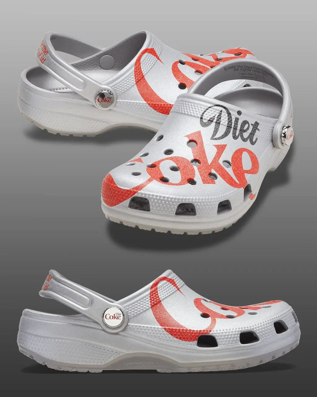 Coca Cola в коллабе с Crocs дропнула две пары клоггов — с отсылкой на классическую красную колу (с джиббитсами мишкой и крышечкой от газировки) и с отсылкой на диетическую серебристую колу | Сетка — социальная сеть от hh.ru