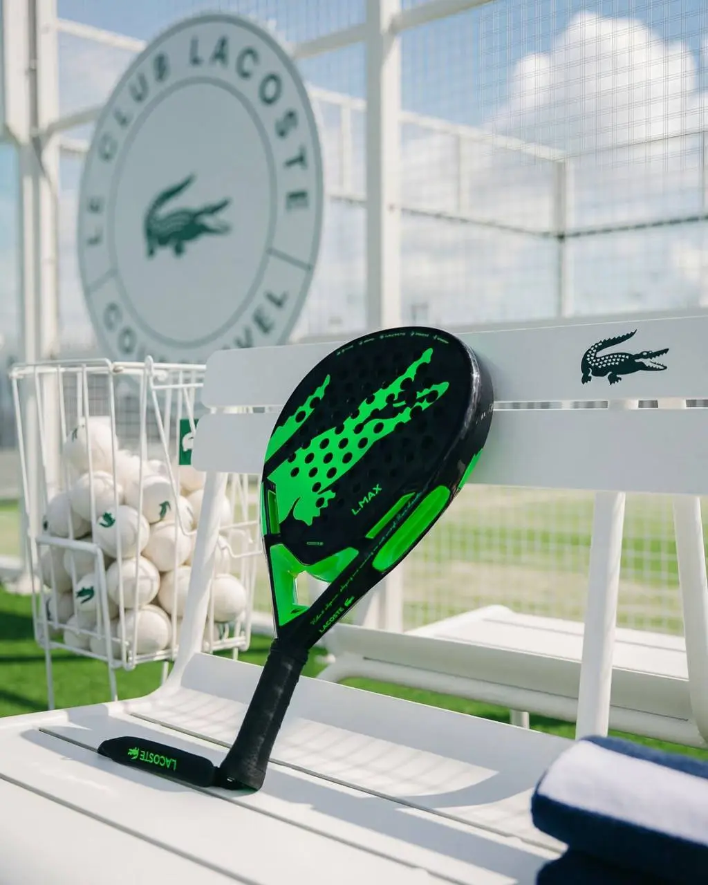 #Артем На высоте.
Lacoste продолжает экспансию падел-тенниса. Выкатывают коллекции одежды и обуви для этого спорта, но и про спецпроекты не забывают. Вот на вершинах Куршавеля открыли падел-корт | Сетка — социальная сеть от hh.ru