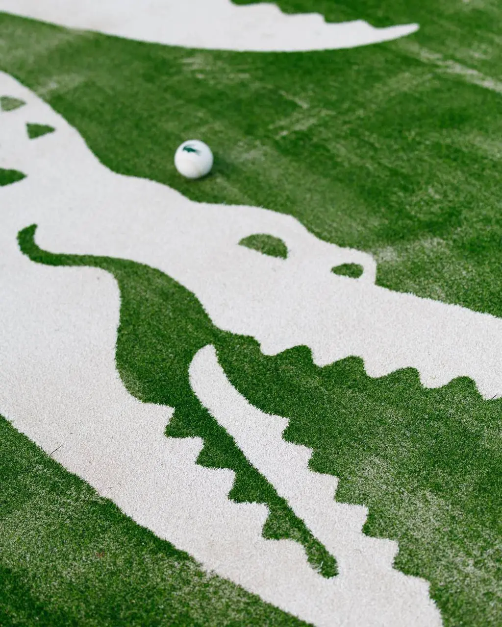 #Артем На высоте.
Lacoste продолжает экспансию падел-тенниса. Выкатывают коллекции одежды и обуви для этого спорта, но и про спецпроекты не забывают. Вот на вершинах Куршавеля открыли падел-корт | Сетка — социальная сеть от hh.ru