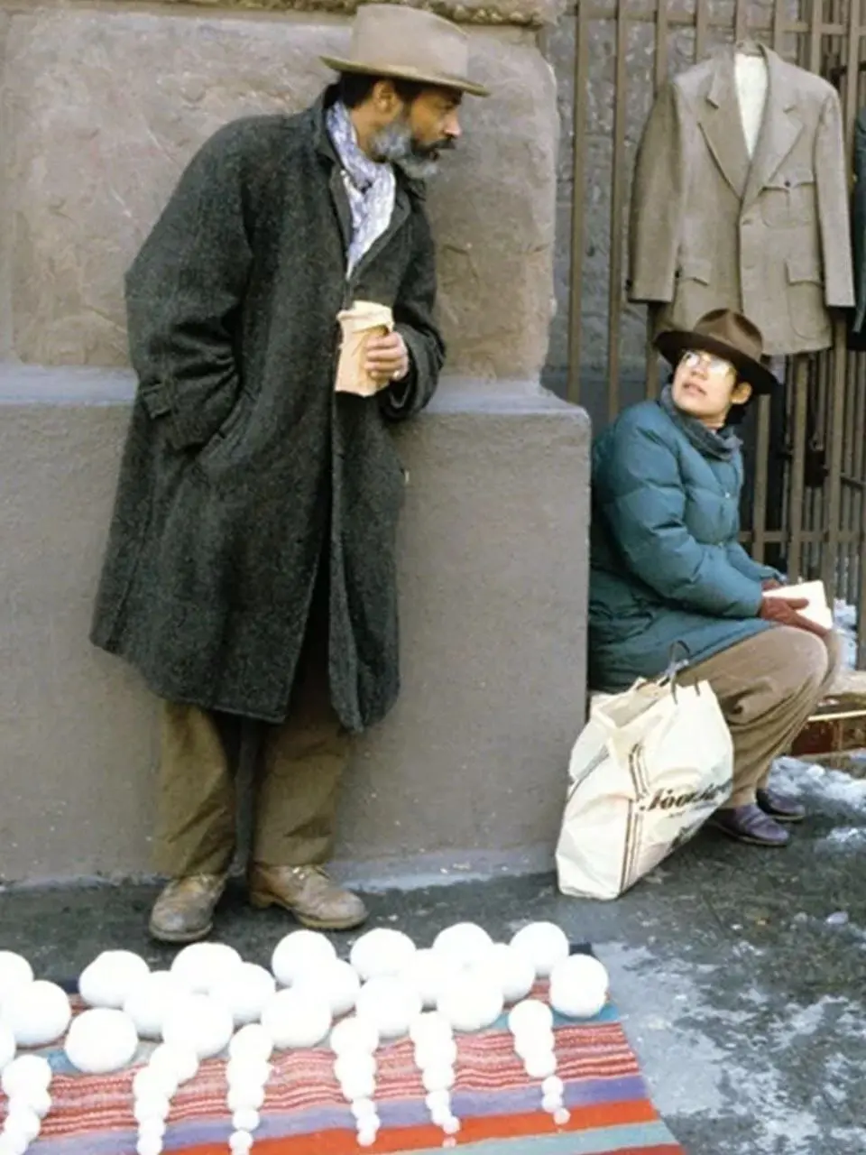 Зимой 1983 года на нью-йоркском тротуаре можно было стать свидетелем необычной торговли: молодой человек старательно раскладывал на коврике снежки, отсортированные по размеру, и предлагал их прохожим ... | Сетка — социальная сеть от hh.ru