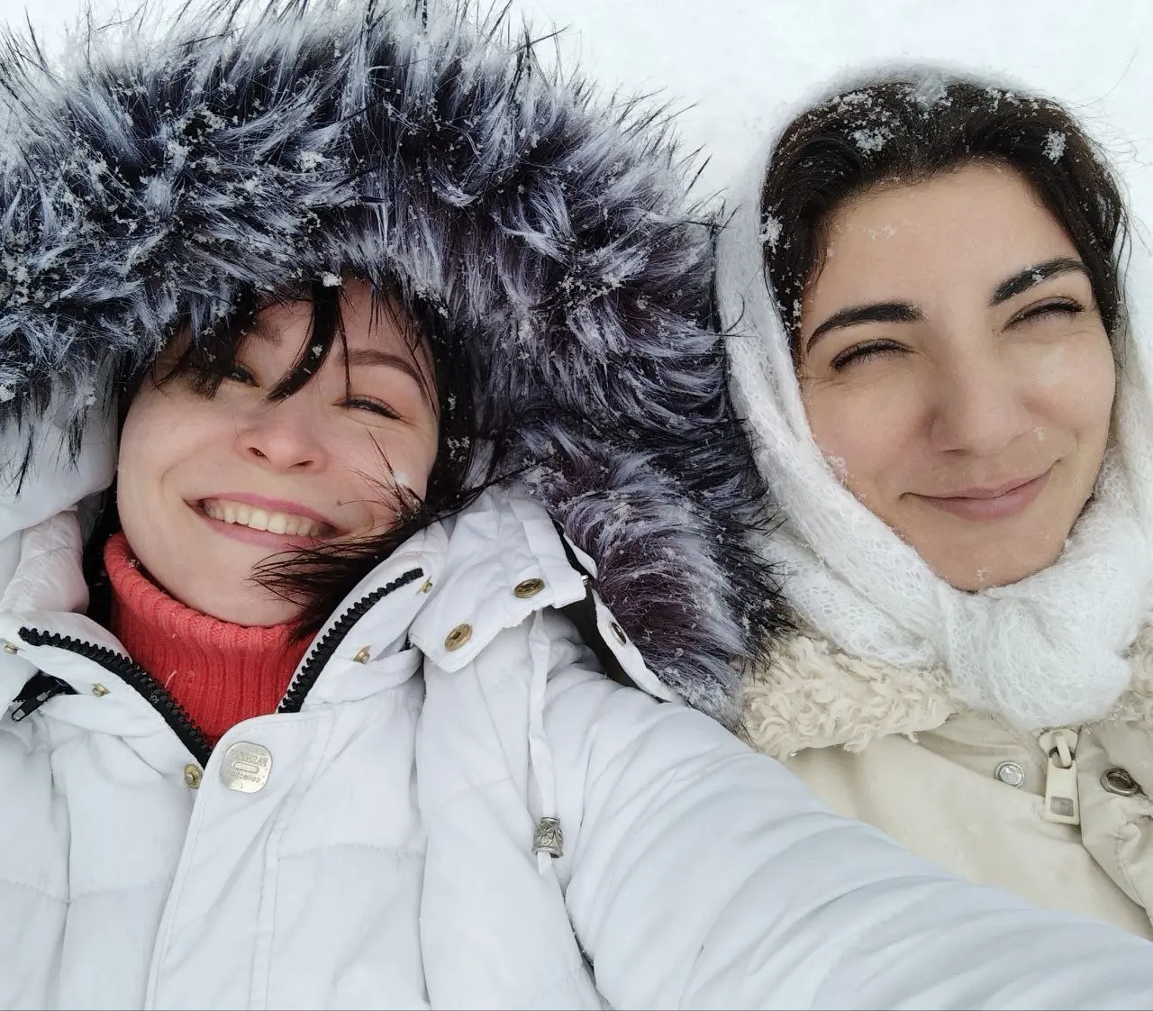 ❄️ и тут я по думала про суффикс "-ист"
"Да просто добровольно упали в пушистый снег два взрослых серьезных человека.. Одна юрист, одна экономист". | Сетка — социальная сеть от hh.ru