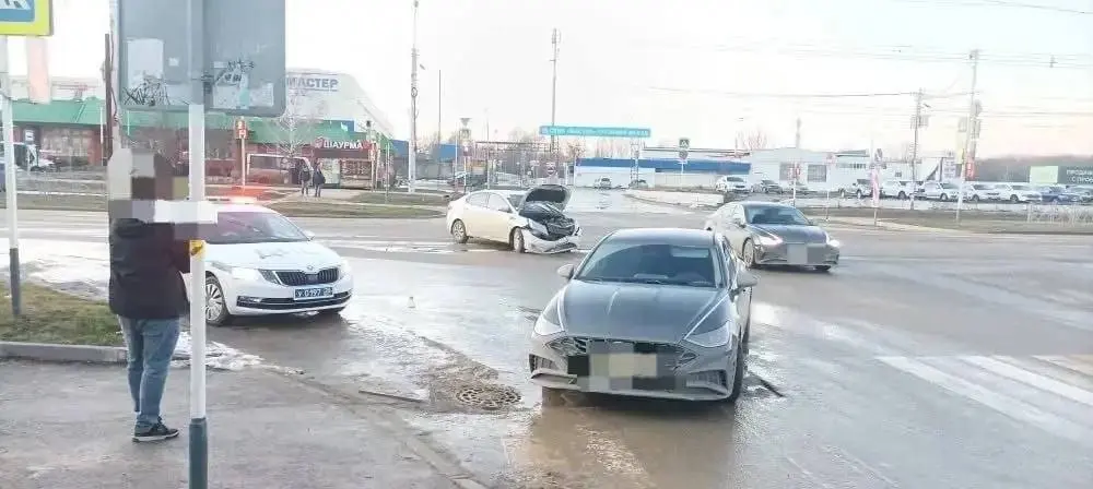 ❗️На перекрестке Кулакова и Бруснёва столкнулись две иномарки: пострадала шестилетняя девочка
Накануне около 15:35 водитель Hyundai при повороте налево не уступил дорогу Kia, который двигался прямо во... | Сетка — социальная сеть от hh.ru