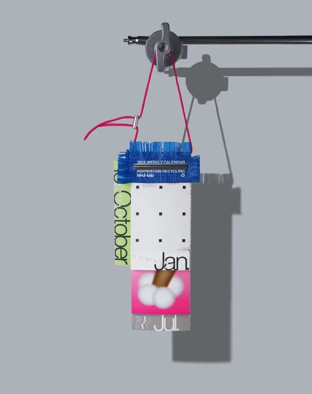 Переработка дней в дизайн
Еженедельный календарь Inspiration Recycling 2024 собрал идеи за весь год и превратил их в 52 самостоятельные дизайн-работы | Сетка — социальная сеть от hh.ru