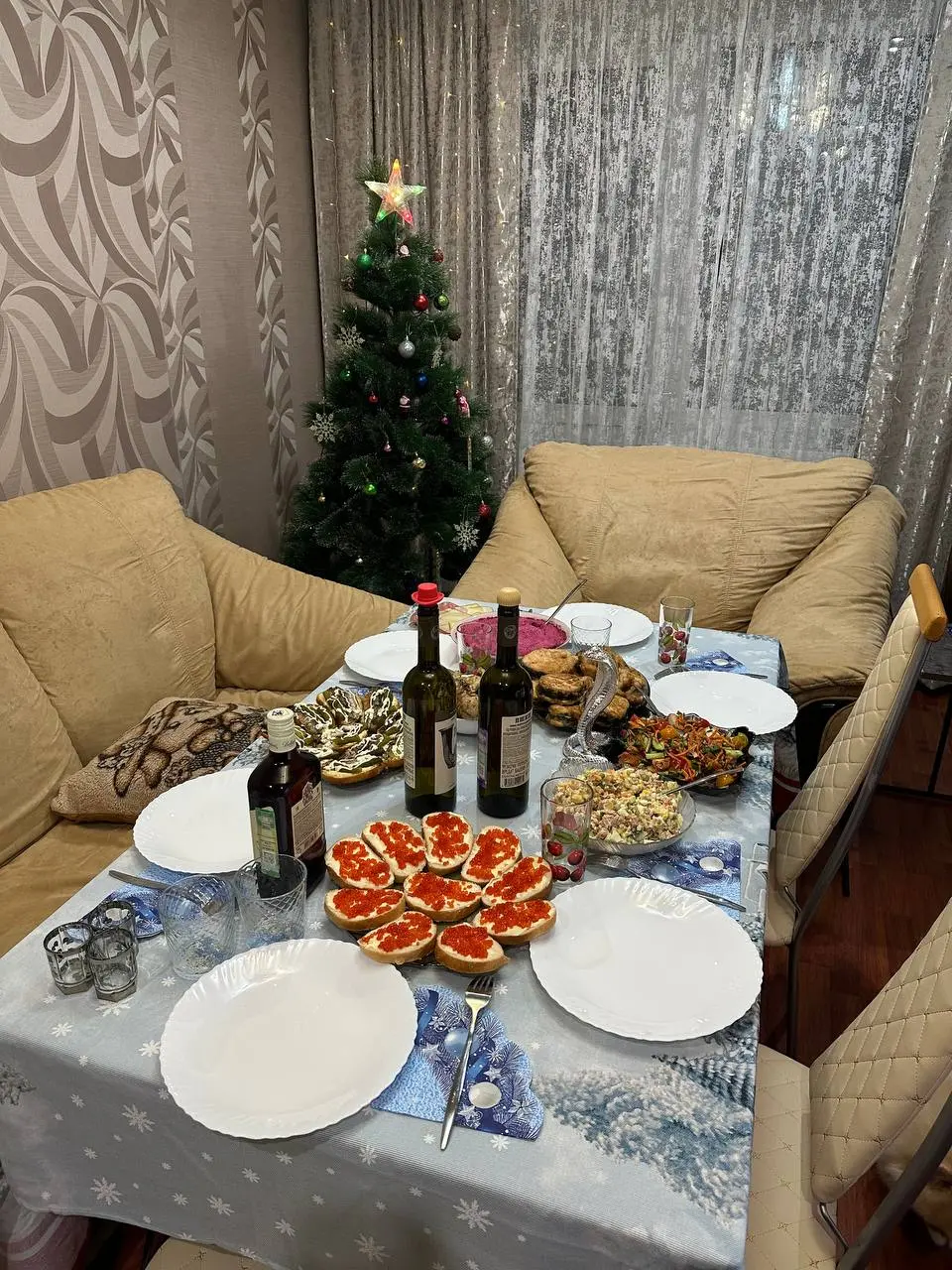Выходные проходят весело🎄 Мы вот вернулись из Сибири, ездили отмечать НГ к моим родителям в Прокопьевск, было большое путешествие на поезде 29 часов в одну сторону (выкупить купе было отличным решение... | Сетка — социальная сеть от hh.ru