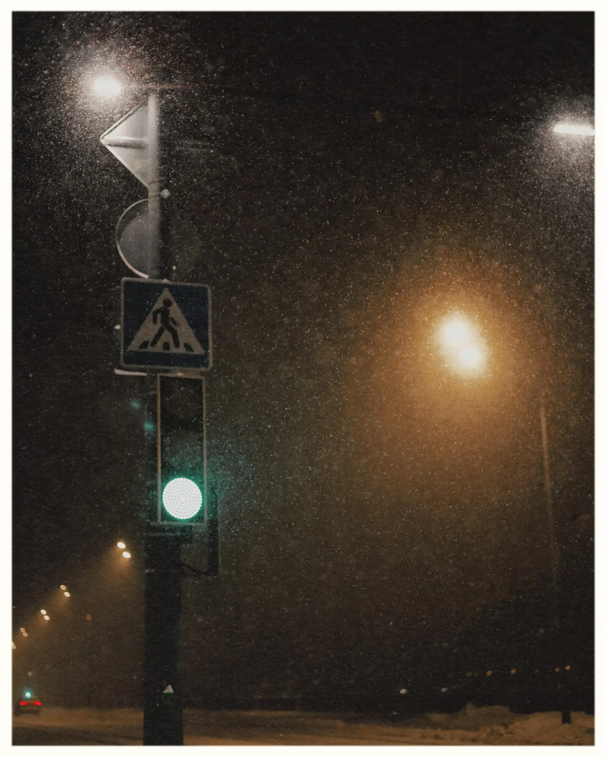 08 января вечер. Сильный снегопад. Отморозил себе руки, а фотик накрыло снегом. Всё ради красивых фотографий.
Будет ещё второй пост таких же снежных кадров с этого дня. | Сетка — социальная сеть от hh.ru