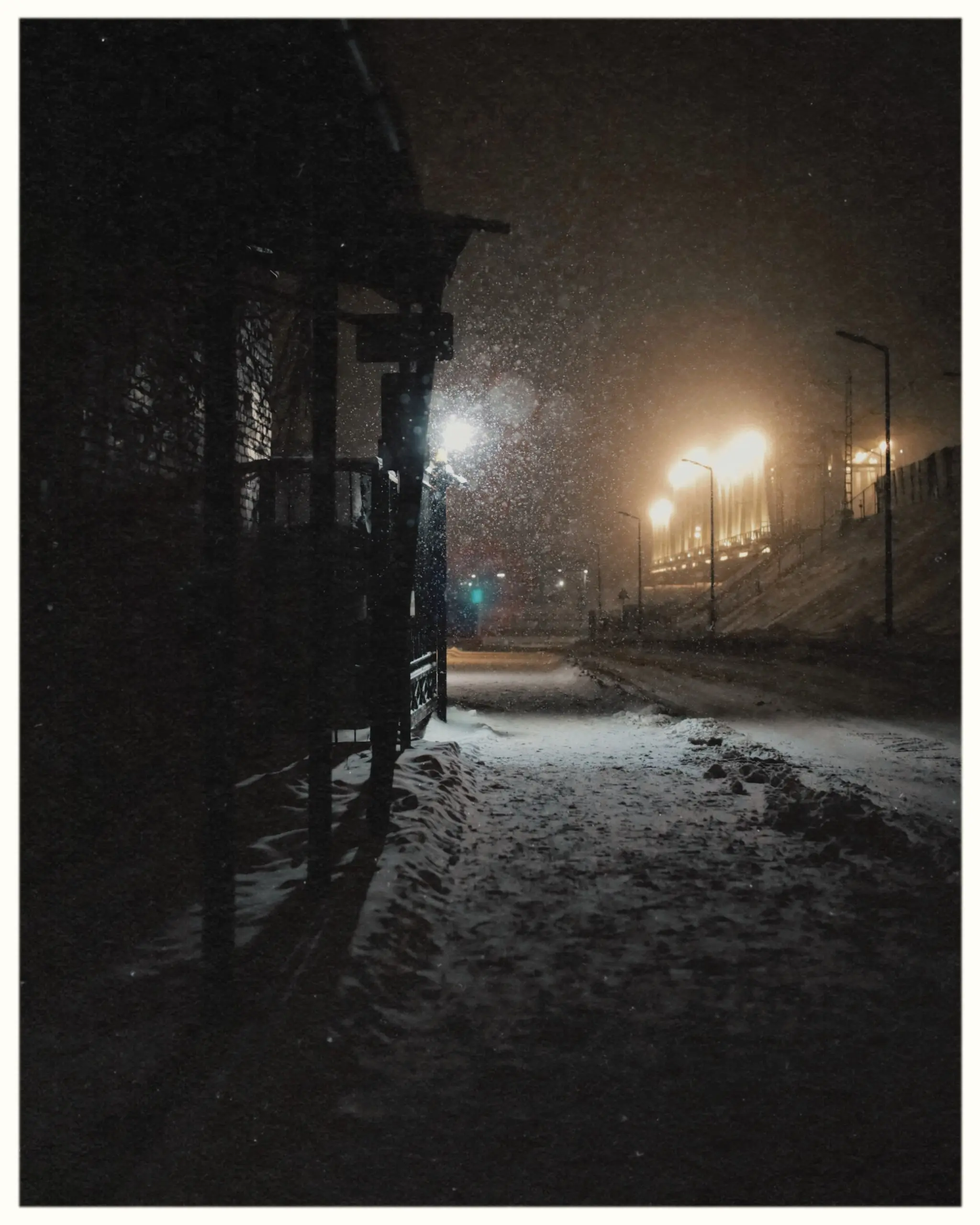08 января вечер. Сильный снегопад. Отморозил себе руки, а фотик накрыло снегом. Всё ради красивых фотографий.
Будет ещё второй пост таких же снежных кадров с этого дня. | Сетка — социальная сеть от hh.ru