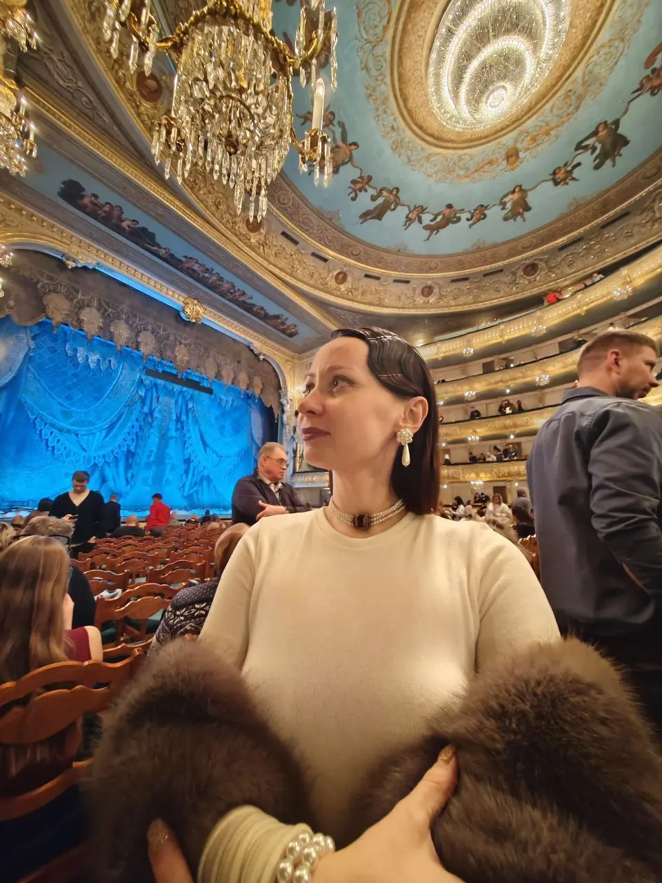 Рождественские выходные в Петербурге: культура, меха и русская зима
Когда идёшь в Мариинку в мехах, понимаешь: эта традиция элегантности и роскоши живёт уже несколько столетий. И ты — её часть | Сетка — социальная сеть от hh.ru