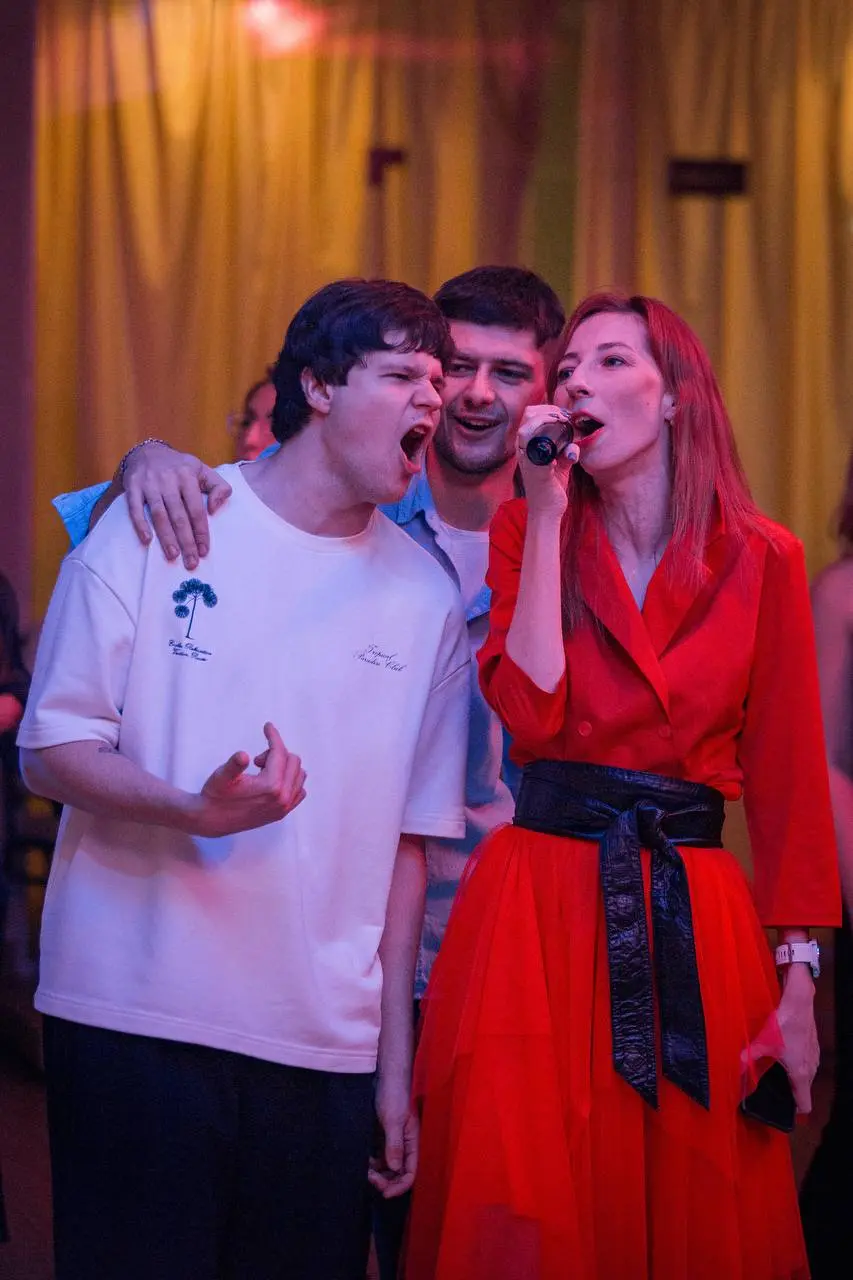 Новый год в стиле Lad🎆
Отмечать Новый год один раз — все равно что писать код без тестов. Мы так не работаем. Поэтому сначала собрались на квартирник с песнями под гитару и разговорами по душам | Сетка — социальная сеть от hh.ru