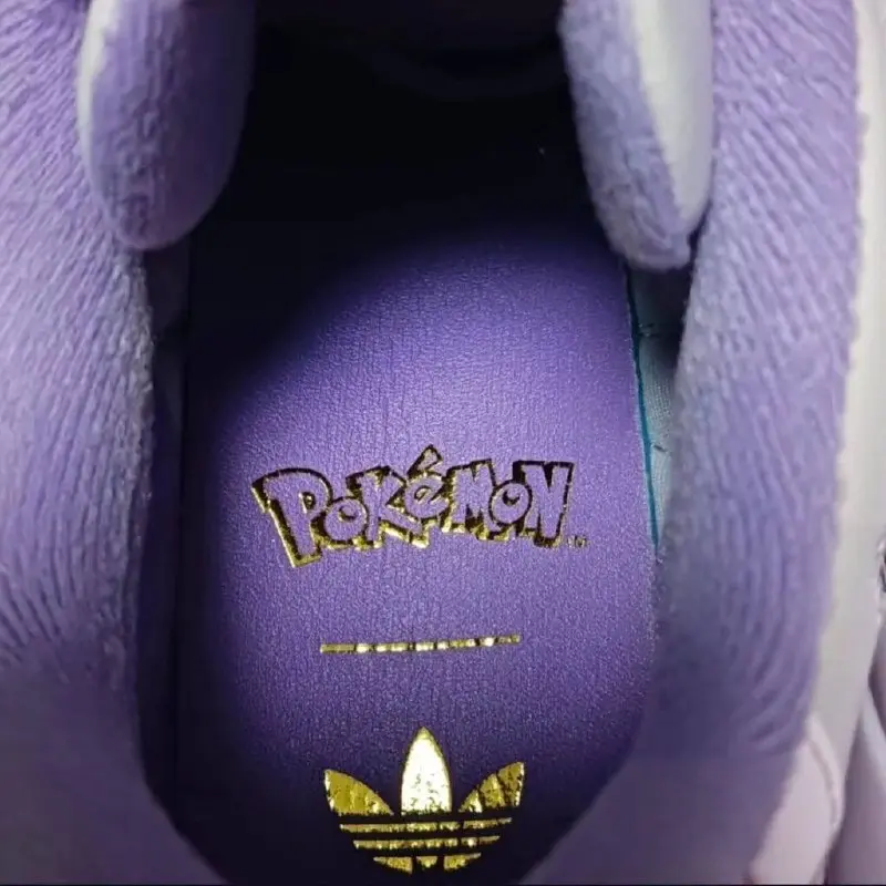 Pokémon празднует 30‑летие в 2026 году, и adidas готовит юбилейнуюколлекцию обуви с тематикой покемонов.
В нее войдут ретро‑силуэты Samba, Superstarи Adistar XLG 2.0, переработанные под стиль франшизы | Сетка — социальная сеть от hh.ru