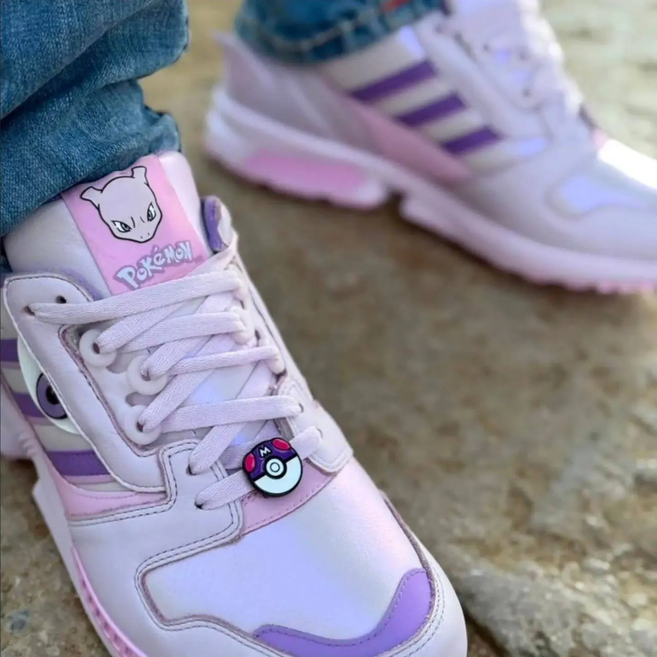 Pokémon празднует 30‑летие в 2026 году, и adidas готовит юбилейнуюколлекцию обуви с тематикой покемонов.
В нее войдут ретро‑силуэты Samba, Superstarи Adistar XLG 2.0, переработанные под стиль франшизы | Сетка — социальная сеть от hh.ru