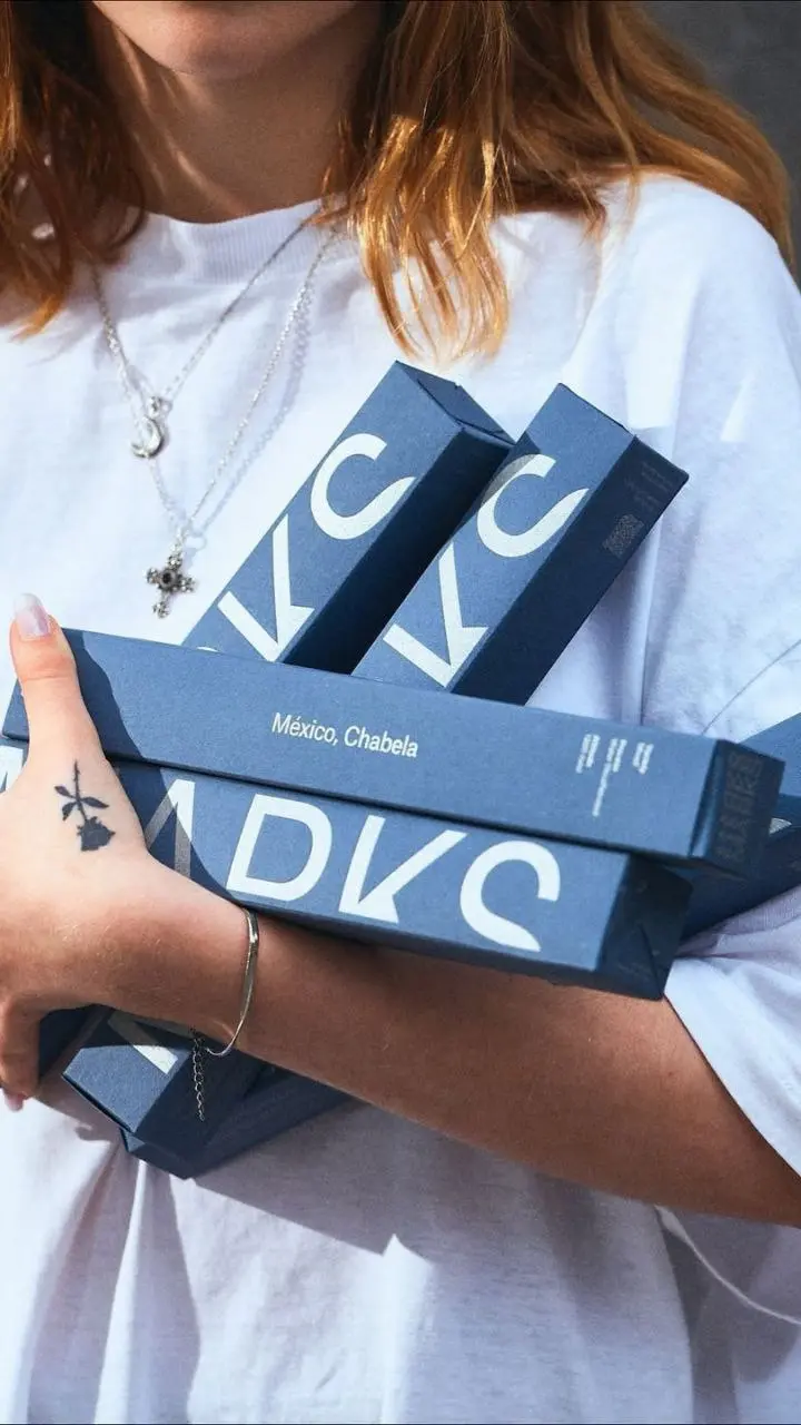 9 разных форматов упаковки кофе у одного производителя.
Three Marks Coffee — испанская обжарочная и кофейня | Сетка — социальная сеть от hh.ru