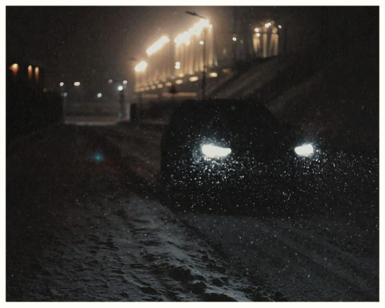 08 января
вторая часть.
Встретил уличного музыканта, и захотел сфотографировать. Я использовал вспышку по этому там получился такой яркий пучок свет позади него. | Сетка — социальная сеть от hh.ru