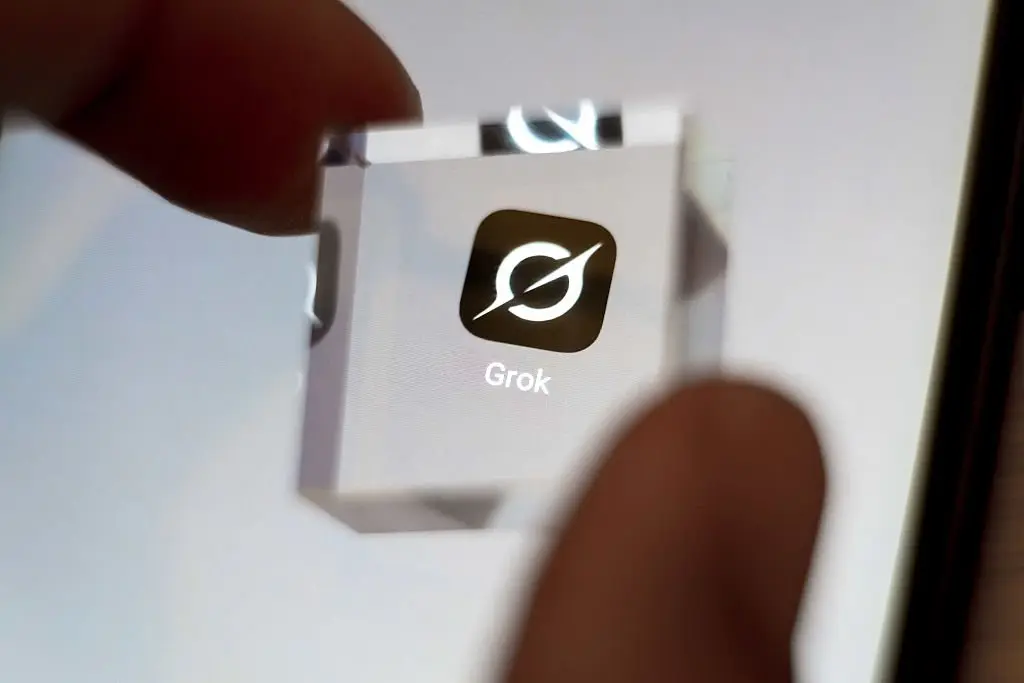 🚨 Grok в центре скандала с deepfake
Пользователи X массово используют ИИ Grok для создания компрометирующих фото без согласия | Сетка — социальная сеть от hh.ru