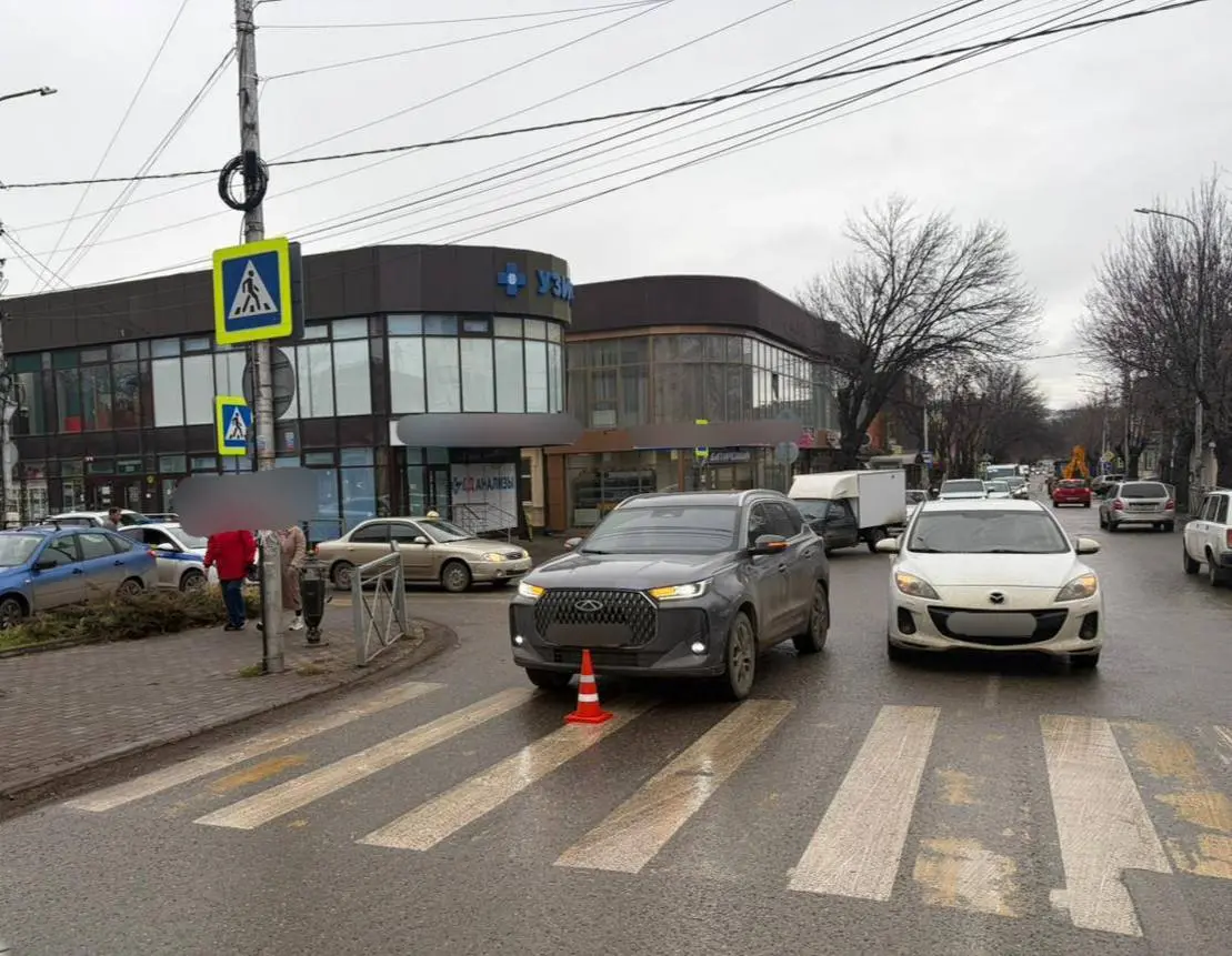 В Ессентуках на пешеходном переходе сбили восьмилетнего мальчика
Авария произошла 9 января днём на улице Гоголя. Ребёнка сбили на нерегулируемом переходе, его с травмами доставили в больницу | Сетка — социальная сеть от hh.ru