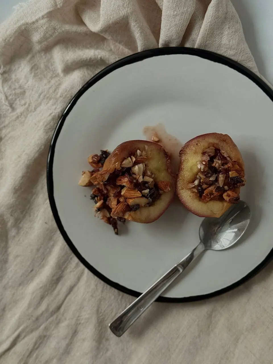 Запеченное яблоко со сбитнем 🍎
нам понадобятся:
-яблоки
-сбитень от Славянского бара (Озон: 2931041806; WB: 555020966)
-любые орехи
-вяленая клюква
Моем яблоки и вычищаем серединку | Сетка — социальная сеть от hh.ru