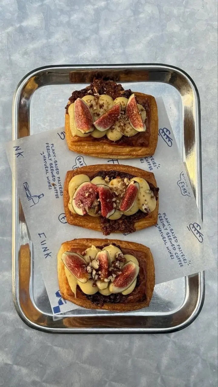 В рубрике #HoReCa@BrandGuysClub небольшая пекарня из Антверпена, которая специализируется на выпечке на растительной основе, спешелти кофе, натуральных винах и хлебе на закваске | Сетка — социальная сеть от hh.ru