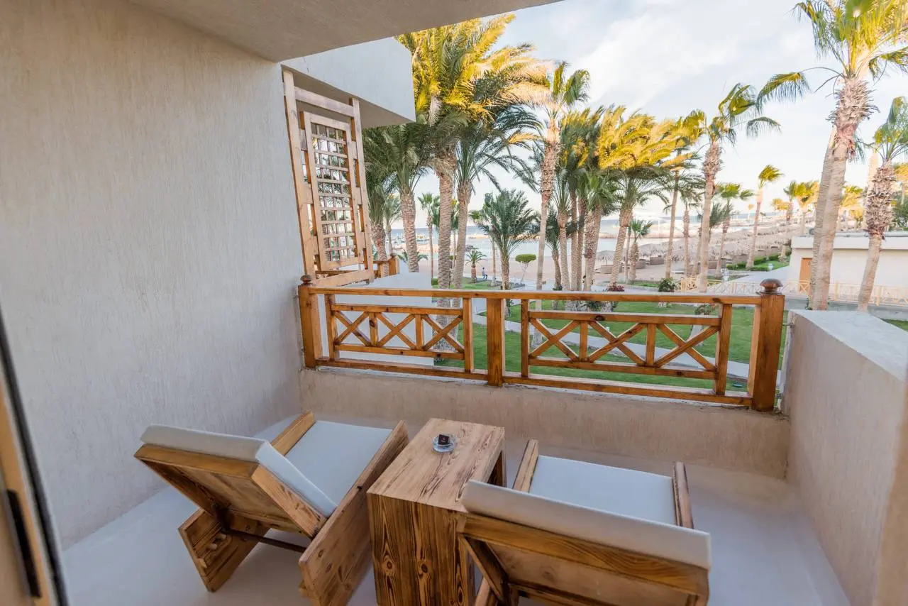 SUNRISE MERAKI RESORT 4* — клубный бохо-отель, с акцентом на вечеринки, диджеев и активную ночную жизнь.
▫️Понравится шумным компаниям или любителям тусовочного отдыха | Сетка — социальная сеть от hh.ru