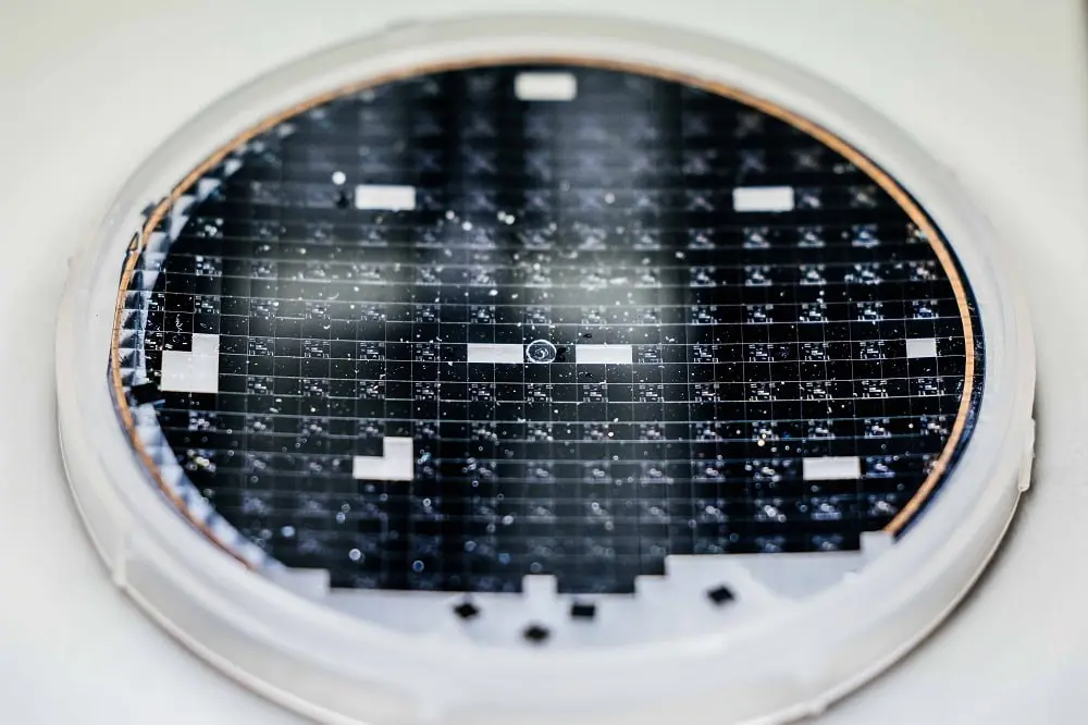 ⏺ Ученые Томского политехнического университета (ТПУ) разработали чип для тестирования качества рентгеновского микротомографа
Чип сделан из кристаллического кремния и имеет размеры 2,98 х 2,98 мм, тол... | Сетка — социальная сеть от hh.ru