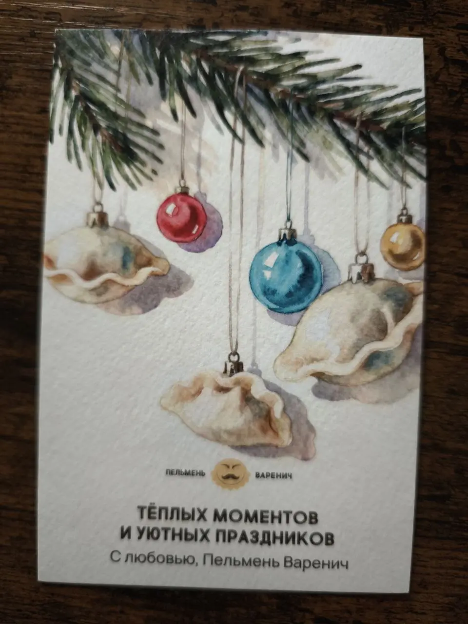 Недавно была в кафе, а там можно взять чистую открытку и написать пожелание на Новый год незнакомцу (кто возьмет ее попозже из коробочки)
И также ты можешь взять открытку с пожеланием из другой коробо... | Сетка — социальная сеть от hh.ru