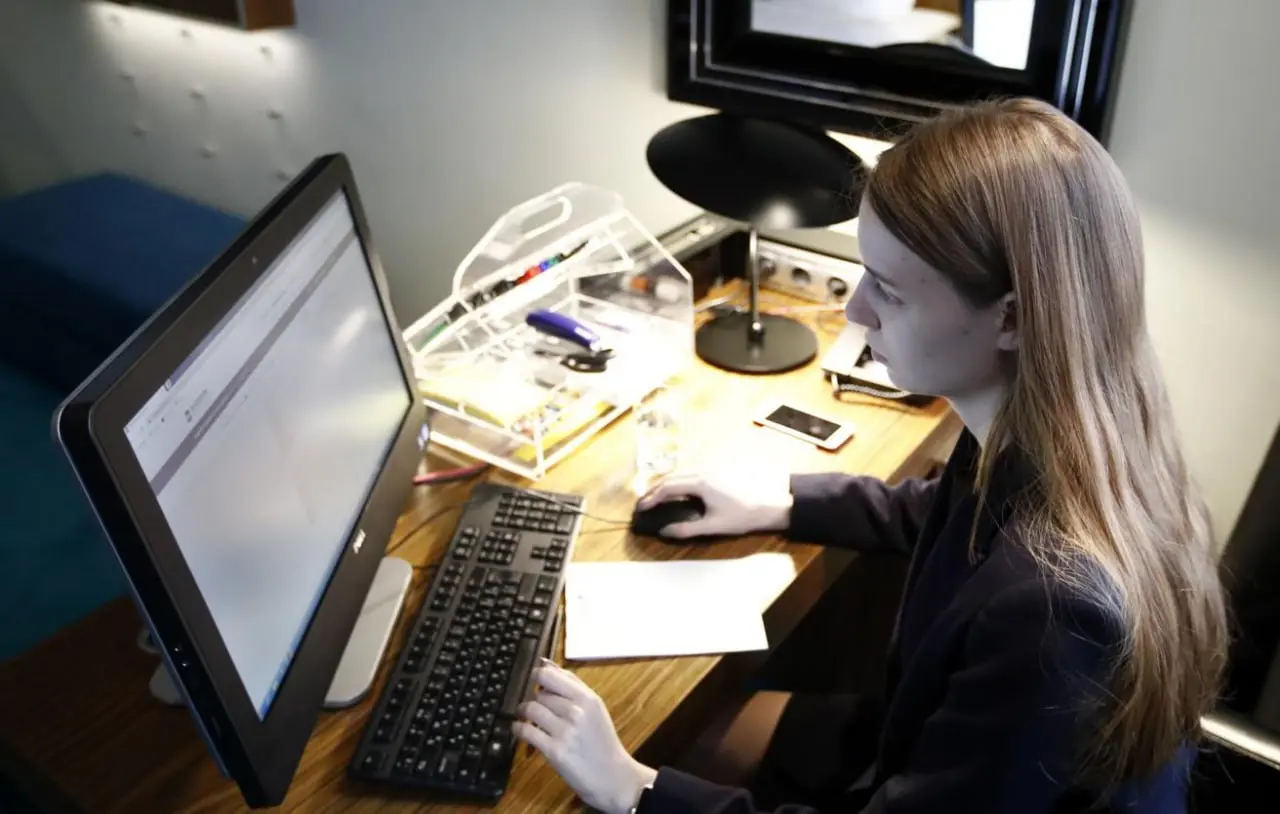 ⏺ За 2024-2025 гг соцсети в России оштрафовали на 160 млн рублей за «несоблюдение самоконтроля»
Как сообщил ТАСС Верховный суд РФ, с 21 февраля 2021 года соцсети в России обязаны самостоятельно выявля... | Сетка — социальная сеть от hh.ru