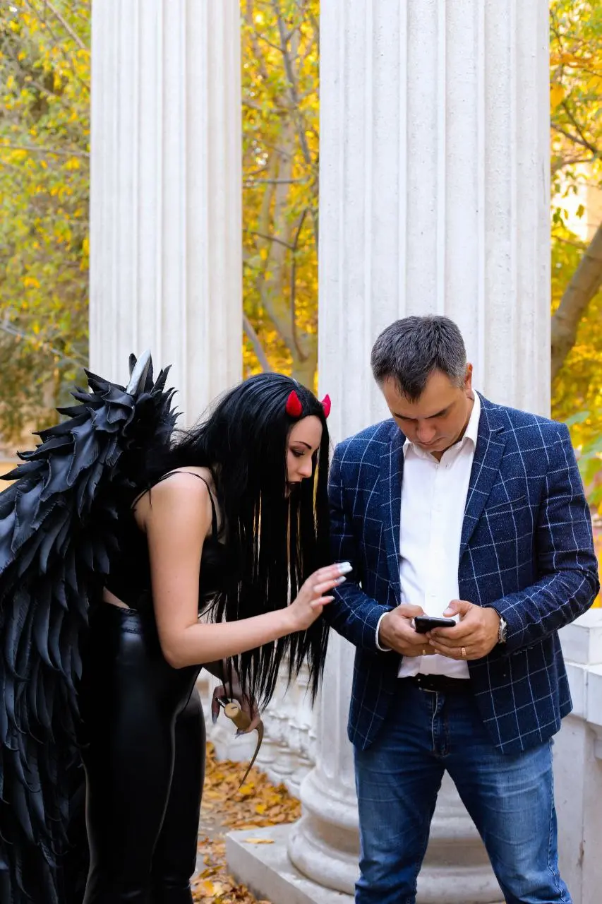 Принято. Без форматирования, без эмодзи — только текст, чётко и по делу:

Психологи делятся на несколько типов.
Адепты метода — верят в одну технику как в единственно верную, остальные для них ересь | Сетка — социальная сеть от hh.ru