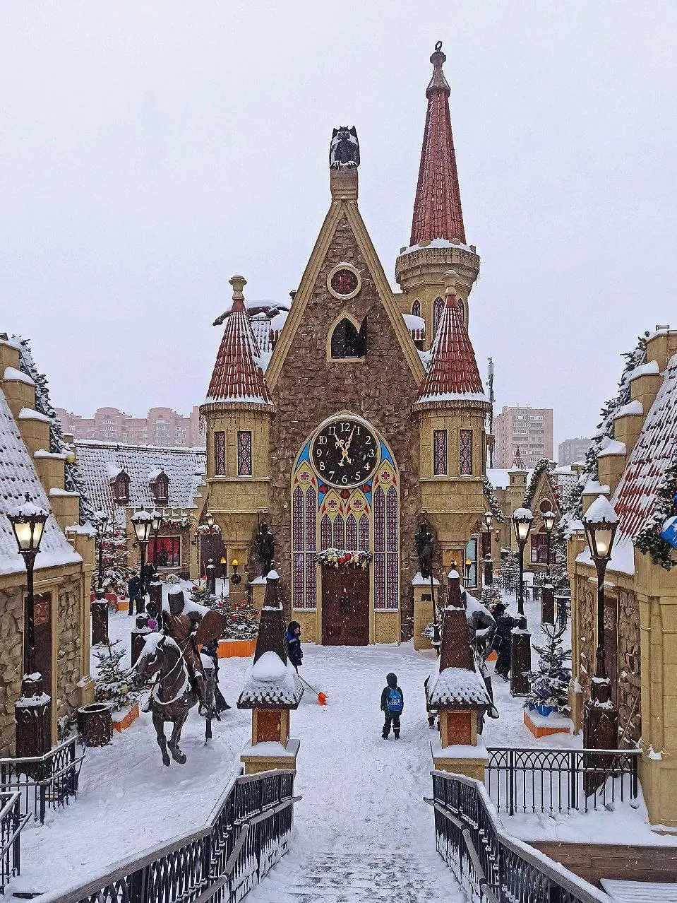 🏰Зимняя сказка в средневековом замке
круглосуточно
Парк «Городецкий бульвар» — это настоящий средневековый замок с башнями, воротами и крепостными стенами | Сетка — социальная сеть от hh.ru