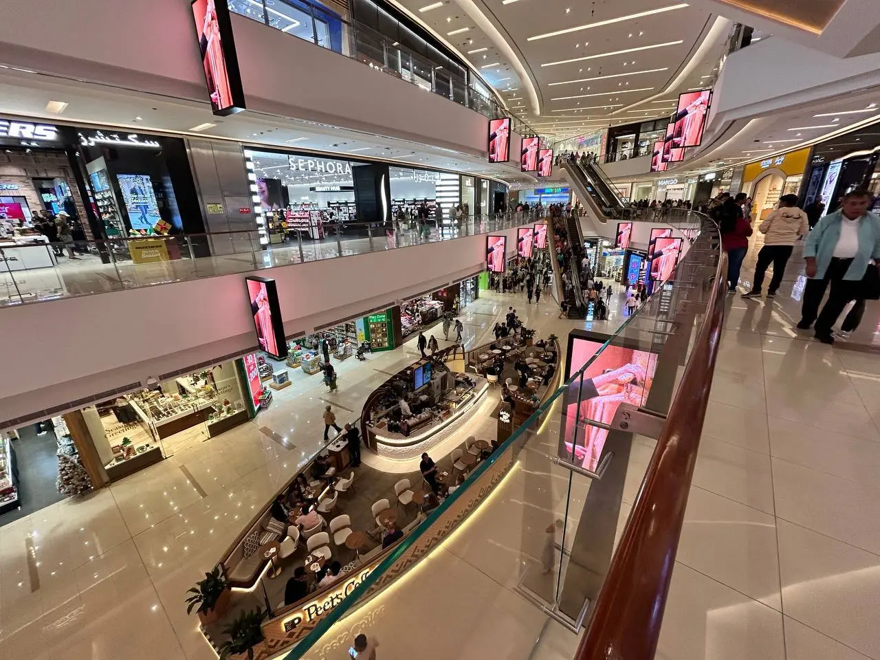 Торговый центр Marina Mall (Дубай)
Расположение: престижный район Марина (Дубай).
Транспортная доступность: выходы к центральной автомобильной дороге ОАЭ и набережной Марины | Сетка — социальная сеть от hh.ru