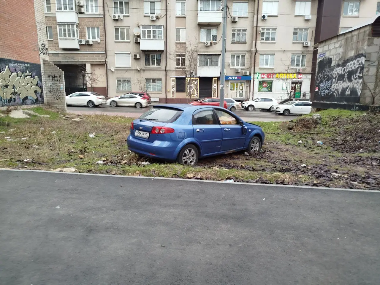 Забытые машины
Иногда мы находим на улице чей-то порванный кошелек, сумку, поломанный телефон...
Я вот нашел машину. Чья-то жизнь упакованная в кусок металла, пластика, стекла и резины | Сетка — социальная сеть от hh.ru