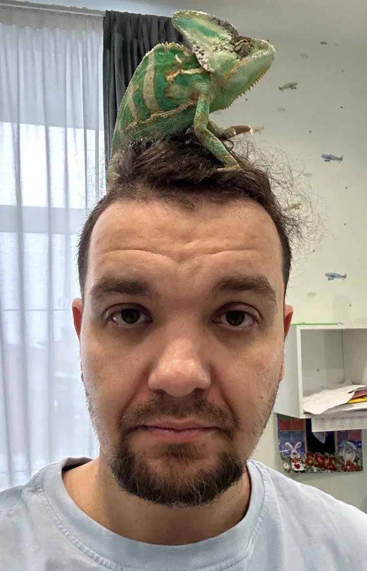 Познакомимся
Я — Женя, автор этого канала.
Когда я иду, еду, и делаю что-то машинальное, мне в голову приходят размышления в виде диалогов самого с собой | Сетка — социальная сеть от hh.ru