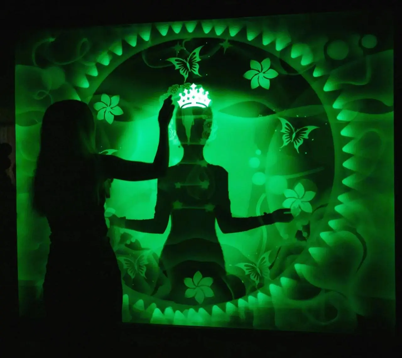 Моя кисть рисует светом. А ИИ не может повторить моё шоу. Вот почему:
В
мире, где нейросети генерируют миллионы изображений в секунду, моё искусство
остаётся уникальным. Потому что я рисую вживую | Сетка — социальная сеть от hh.ru