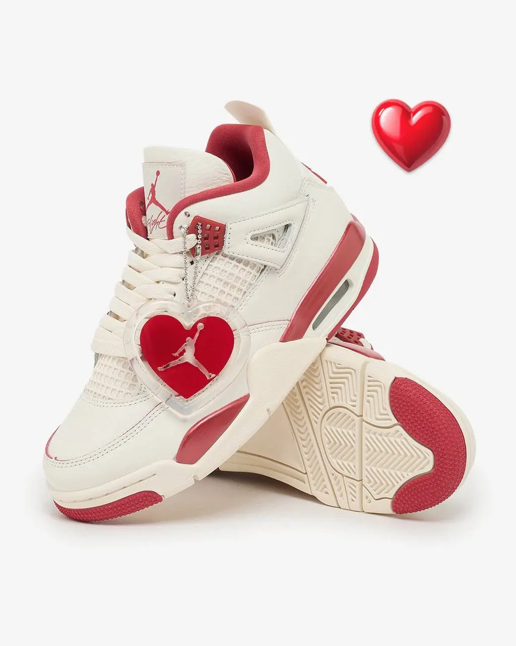 Еще одни кроссовки ко Дню святого Валентина дропнули Nike. Это модель Air Jordan 4 «Sierra Red» с подвеской-сердечком и фирменным Джорданом в прыжке | Сетка — социальная сеть от hh.ru