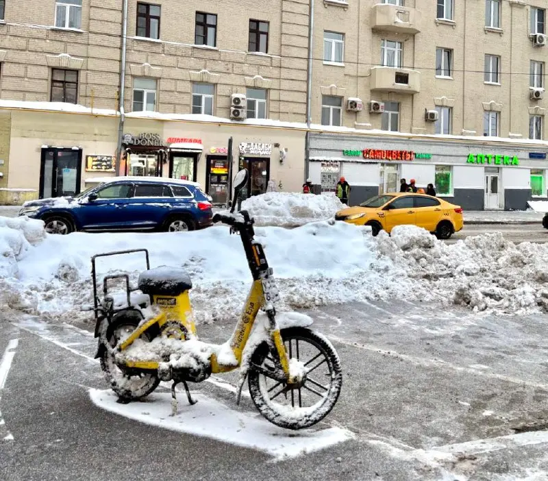 ❄️ Москва под снегом: налоги против лопаты! ❄️
Друзья, если вы последние три дня не можете выехать из двора, потому что ваш автомобиль теперь арт-объект «Безымянный сугроб, 2026», вы не одиноки | Сетка — социальная сеть от hh.ru