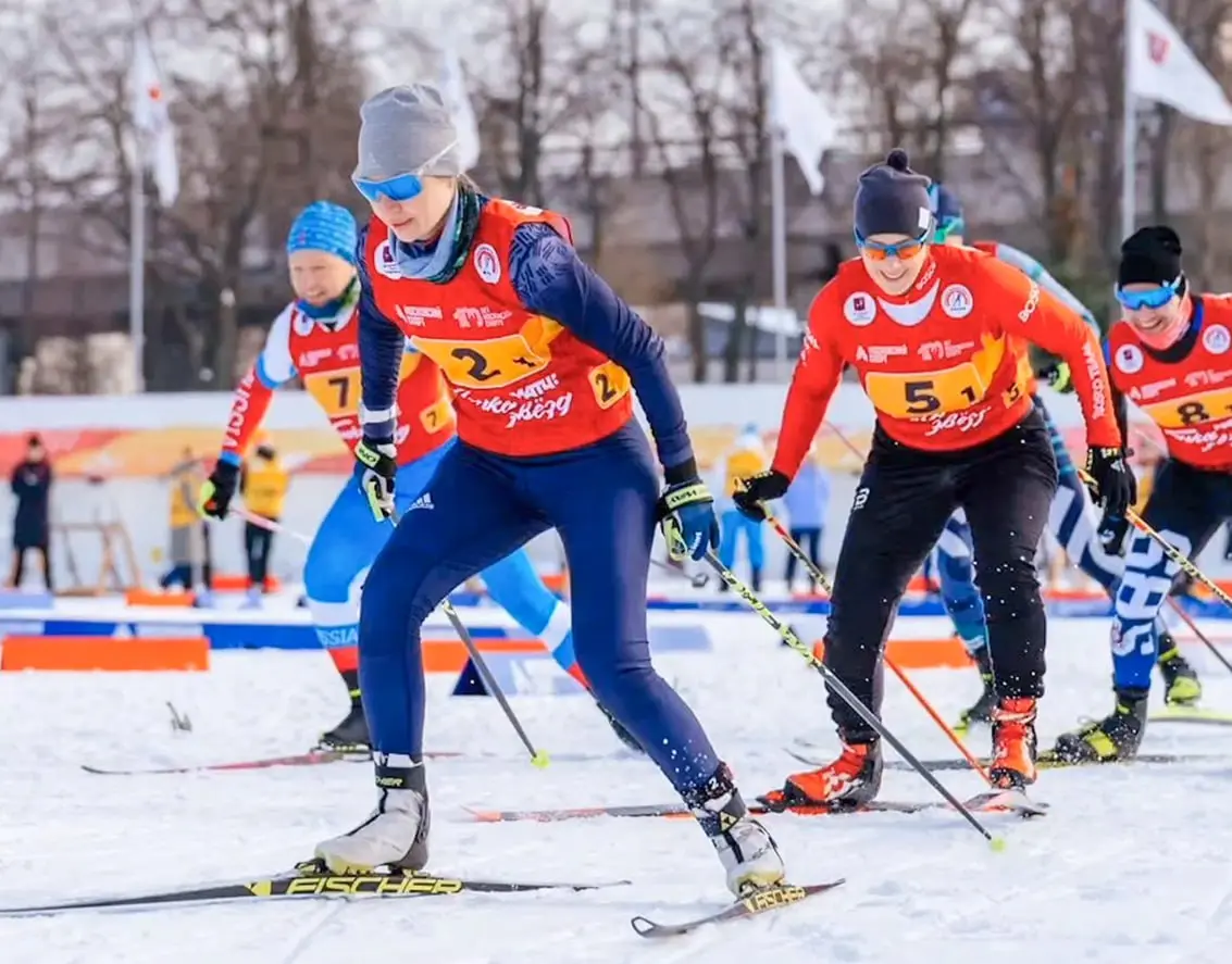 🎿В Лужниках открылась лыжно-биатлонная трасса
До 1 марта
Маршрут пролегает по парковке Южного спортивного центра и продлён в направлении сквера у памятника В.И. Ленину.
Общая длина — 3 километра | Сетка — социальная сеть от hh.ru