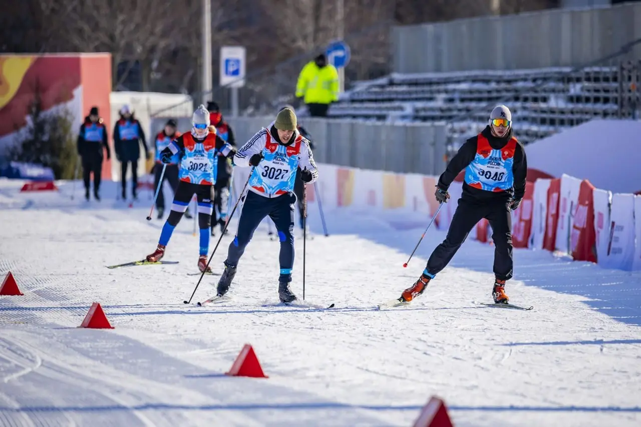 🎿В Лужниках открылась лыжно-биатлонная трасса
До 1 марта
Маршрут пролегает по парковке Южного спортивного центра и продлён в направлении сквера у памятника В.И. Ленину.
Общая длина — 3 километра | Сетка — социальная сеть от hh.ru