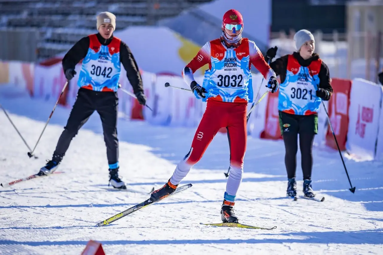 🎿В Лужниках открылась лыжно-биатлонная трасса
До 1 марта
Маршрут пролегает по парковке Южного спортивного центра и продлён в направлении сквера у памятника В.И. Ленину.
Общая длина — 3 километра | Сетка — социальная сеть от hh.ru