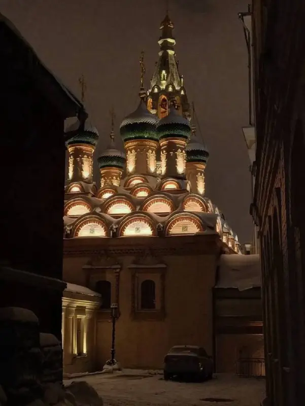 🥰 Уголок спокойствия на берегу Москвы-реки
На берегу Москвы-реки находится Храм Софии Премудрости Божией. Если заглянуть на задний двор, то можно увидеть целый комплекс нетронутых построек XIX века | Сетка — социальная сеть от hh.ru