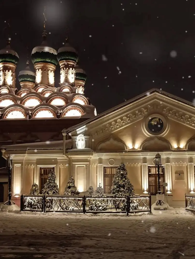 🥰 Уголок спокойствия на берегу Москвы-реки
На берегу Москвы-реки находится Храм Софии Премудрости Божией. Если заглянуть на задний двор, то можно увидеть целый комплекс нетронутых построек XIX века | Сетка — социальная сеть от hh.ru