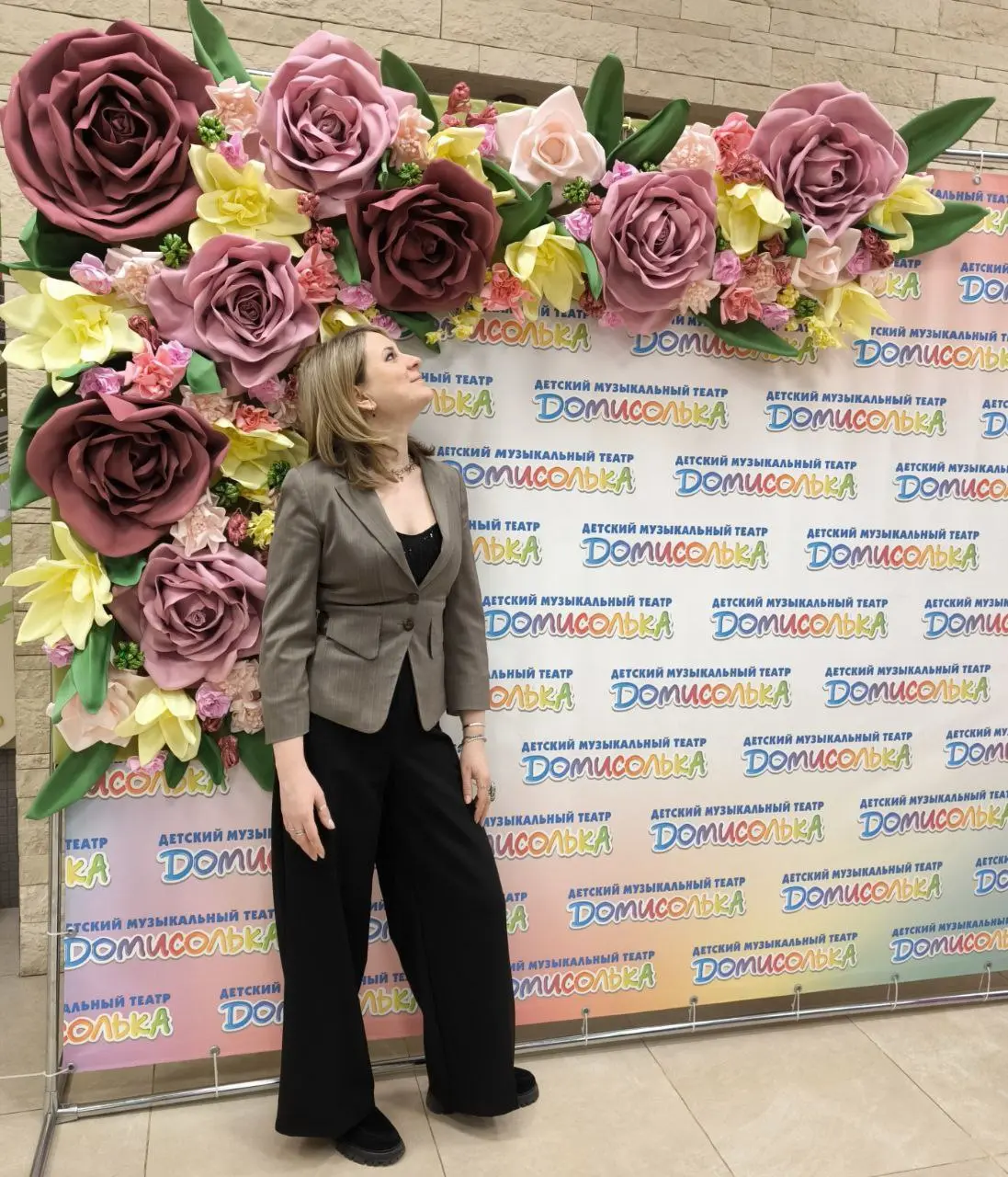 Фото зона из ростовых цветов | Сетка — социальная сеть от hh.ru