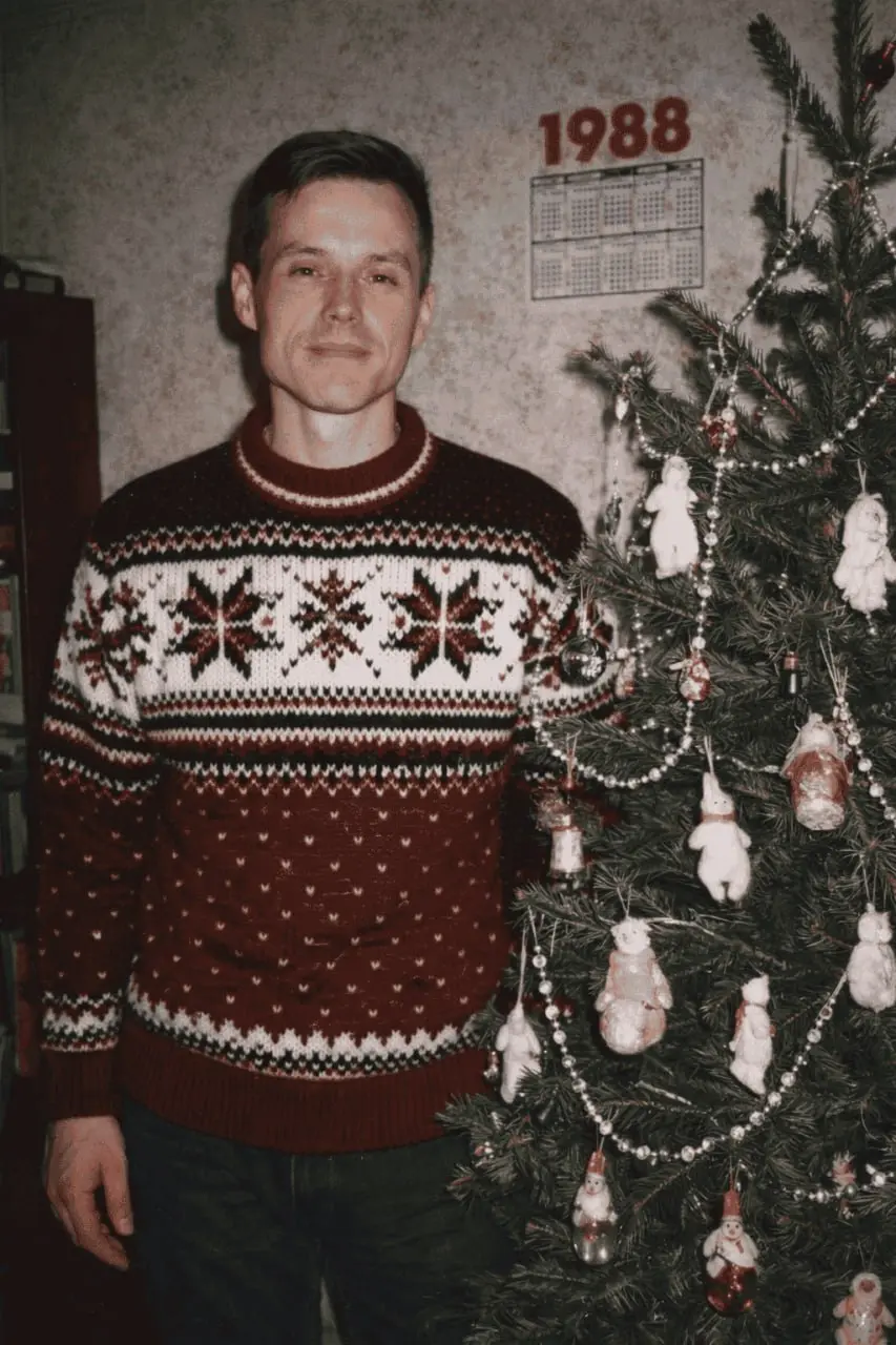 🎄 А если бы ИИ существовал в СССР?
Теплый свет лампы, елка с ватными игрушками, мандарины в сетке и фото, будто из семейного альбома 80-х… Сегодня нейросети умеют больше, чем просто «красиво рисовать» | Сетка — социальная сеть от hh.ru