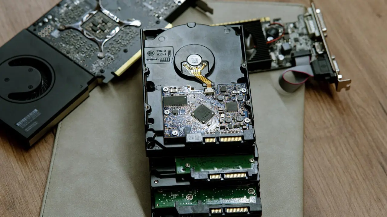 ⏺Известия: в России острый наблюдается дефицит SSD-накопителей и жестких дисков
Цены на ключевые компоненты ПК выросли в 1,5–2 раза за полгода, сообщают в СМИ | Сетка — социальная сеть от hh.ru