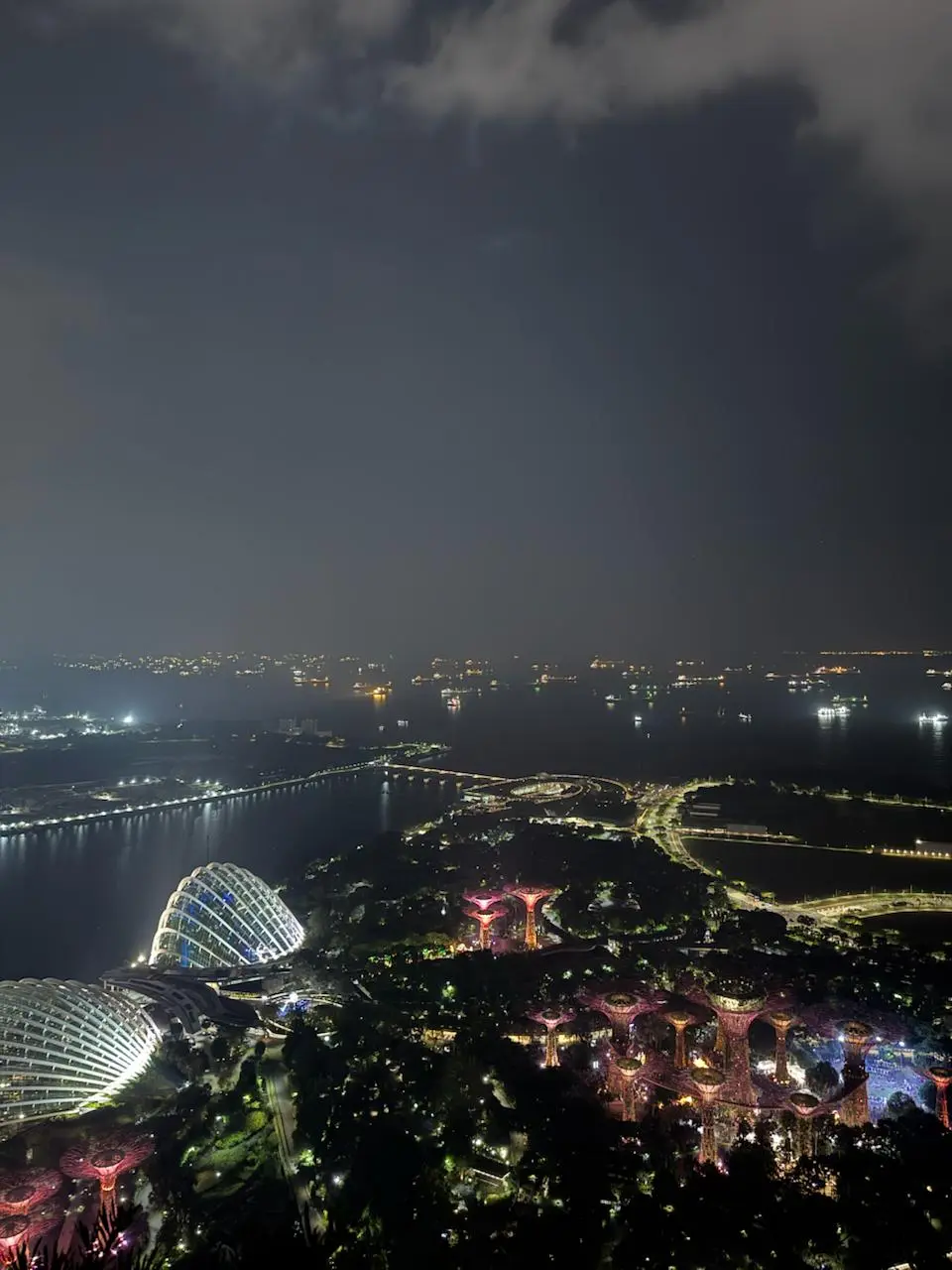 Marina Bay Sands 🏝
Первая часть // Вторая часть // Третья часть // Четвертая часть
В Сингапуре довольно развитая коктейльная культура, но искушенному человеку покажется уровень слабоватым в мелочах | Сетка — социальная сеть от hh.ru